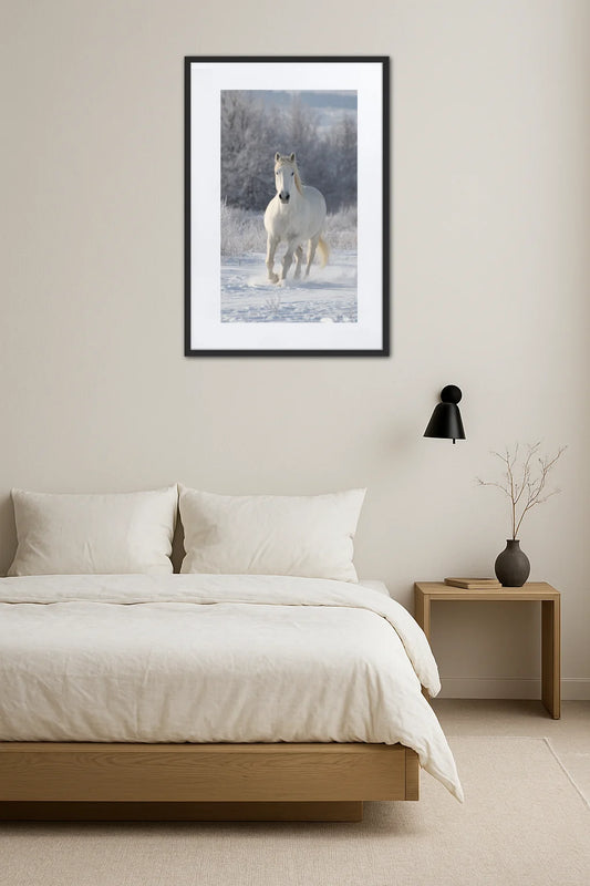 tableau cheval blanc accroché au mur au-dessus d’un lit dans une chambre