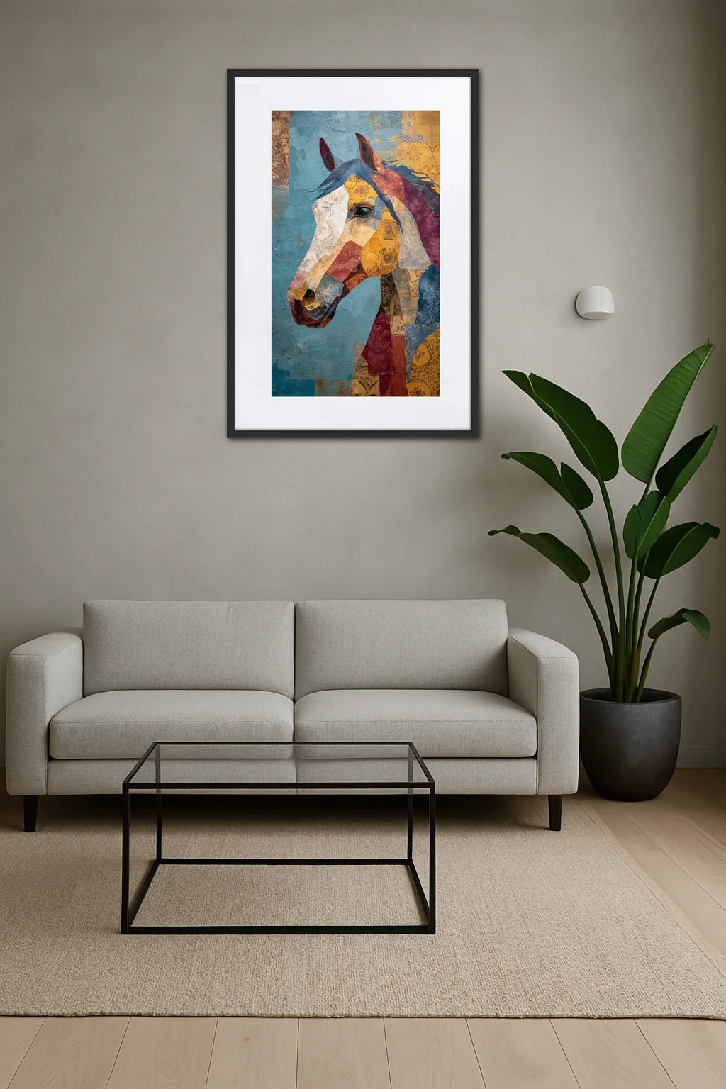 Tableau cheval en collage artistique coloré au-dessus d’un canapé avec table basse en verre et grande plante verte