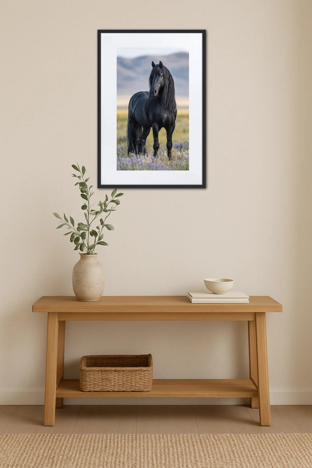tableau cheval frison accroché au mur au-dessus d’un meuble en bois