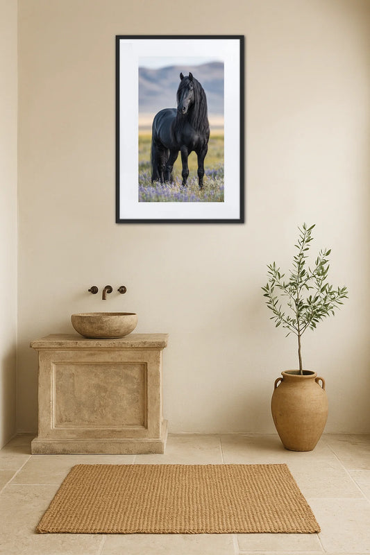 tableau cheval frison accroché au mur dans une salle de bain au-dessus d’un meuble