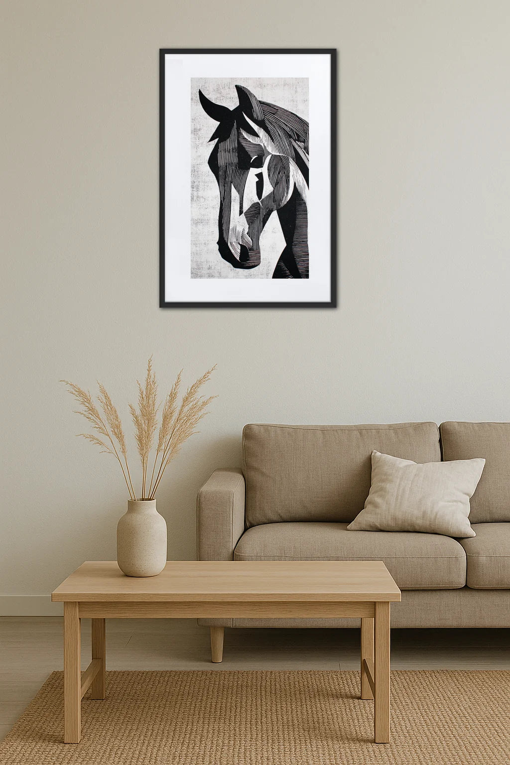 Tableau cheval en linogravure noir et blanc au-dessus d’un canapé avec table basse en bois et décoration minimaliste