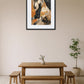 tableau cheval moderne accroché au mur dans une salle a manger