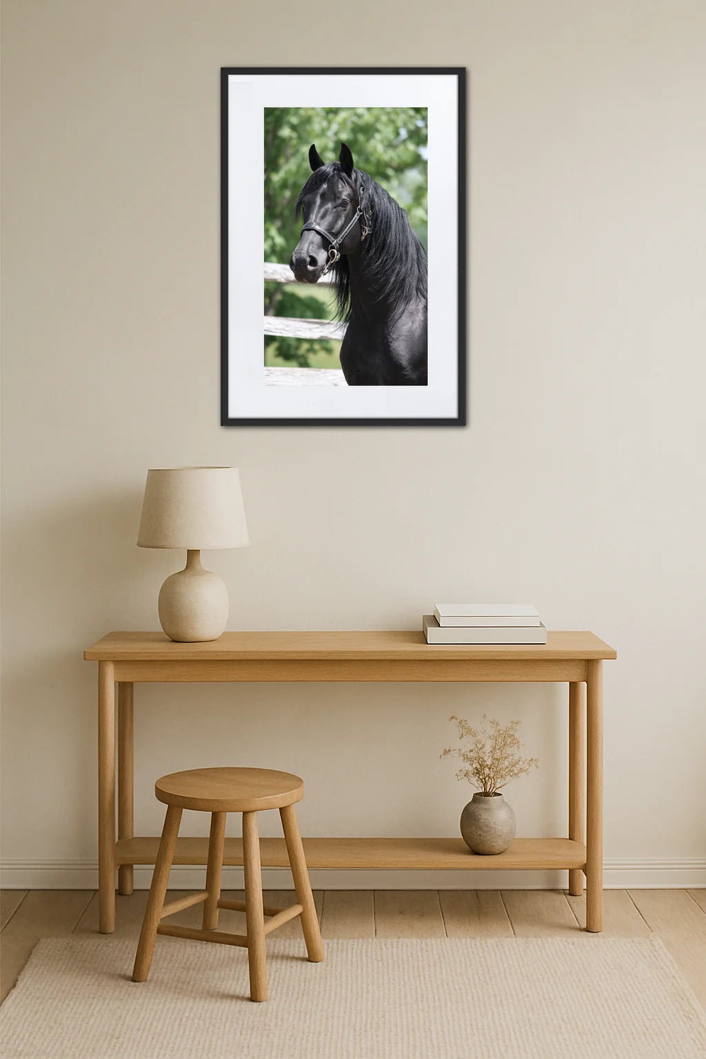 tableau cheval noir accroché au mur au-dessus d’une console en bois