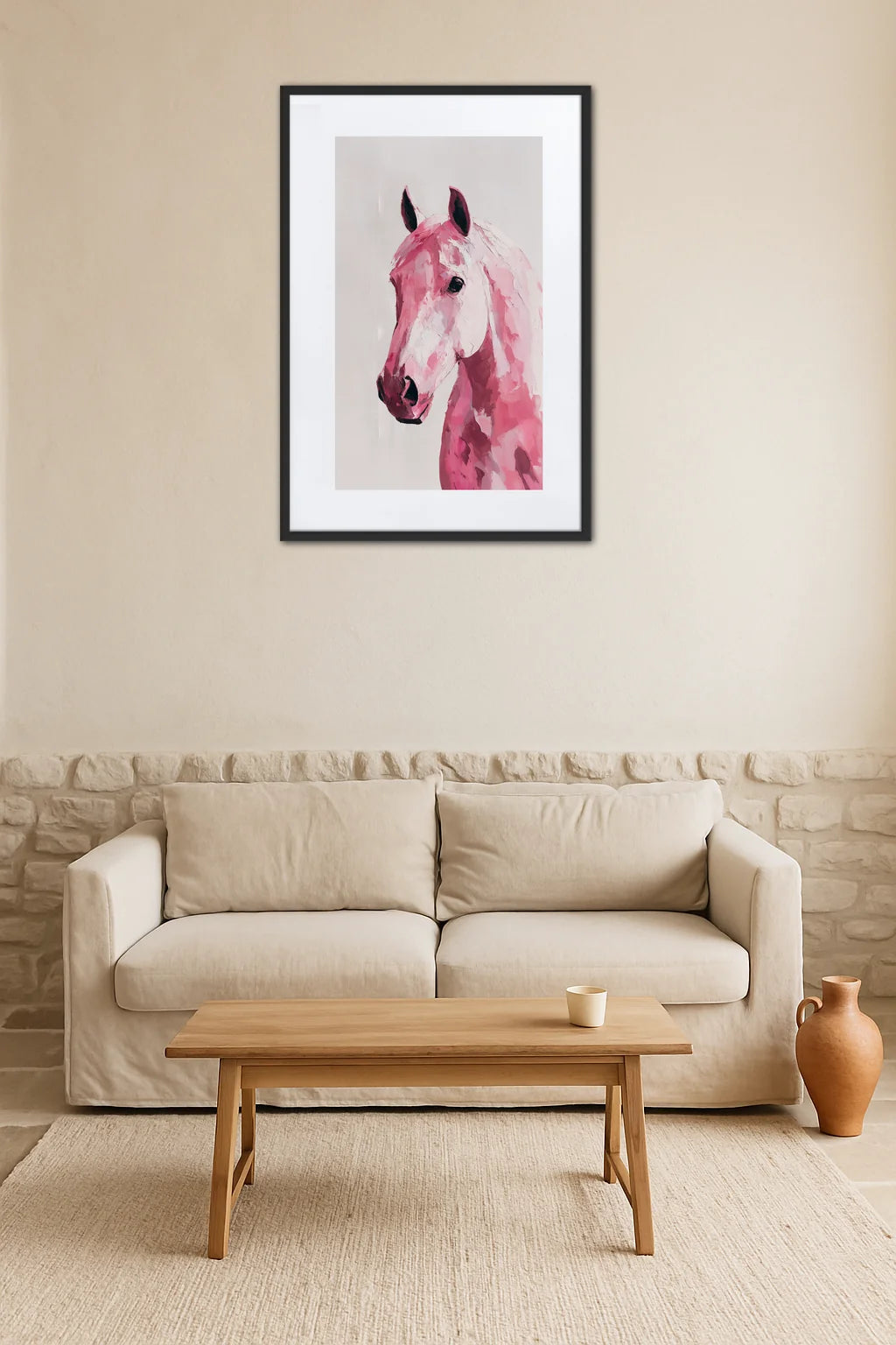 tableau cheval rose au dessus d'un canapé et d'un pot en terre cuite