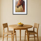 tableau cheval vintage accroché au mur dans une salle à manger avec table
