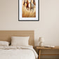 tableau chevaux sauvages accroché au mur au-dessus d’un lit dans une chambre