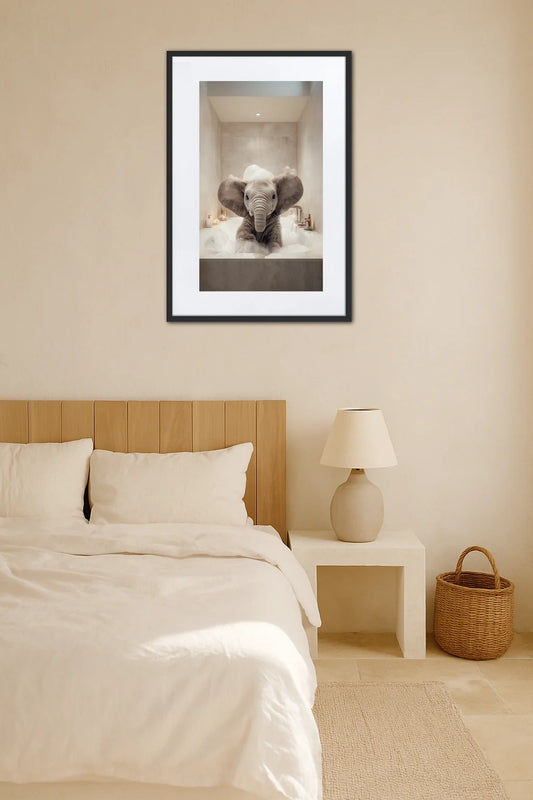 Tableau éléphant baignoire accroché au mur dans une chambre avec lit en bois