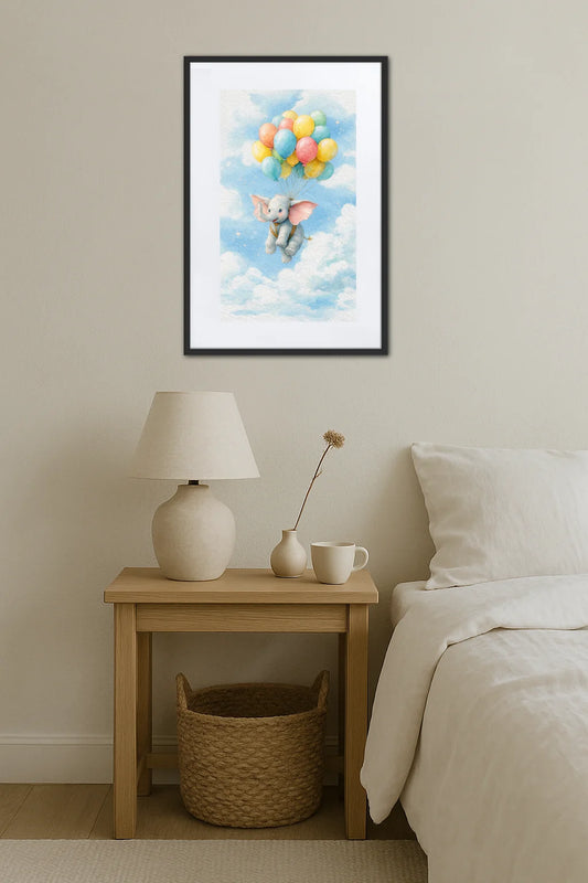 Tableau éléphant volant avec des ballons accroché au mur dans une chambre