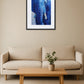 Tableau éléphant bleu accroché au mur dans une chambre décoration minimaliste