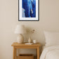 Tableau éléphant bleu peinture moderne accroché au mur dans un salon