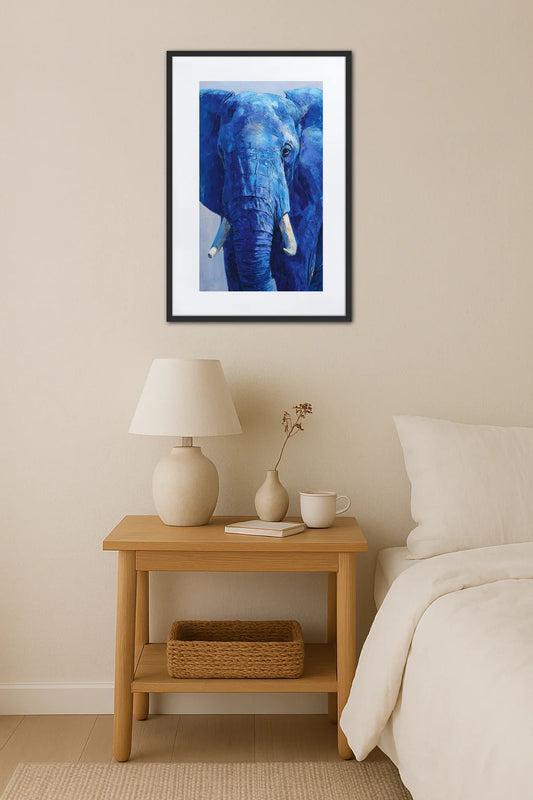 Tableau éléphant bleu peinture moderne accroché au mur dans un salon