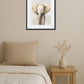 Tableau éléphant accroché au mur au-dessus d’un lit dans une chambre bébé