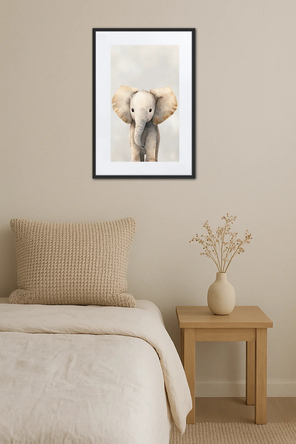 Tableau éléphant accroché au mur au-dessus d’un lit dans une chambre bébé