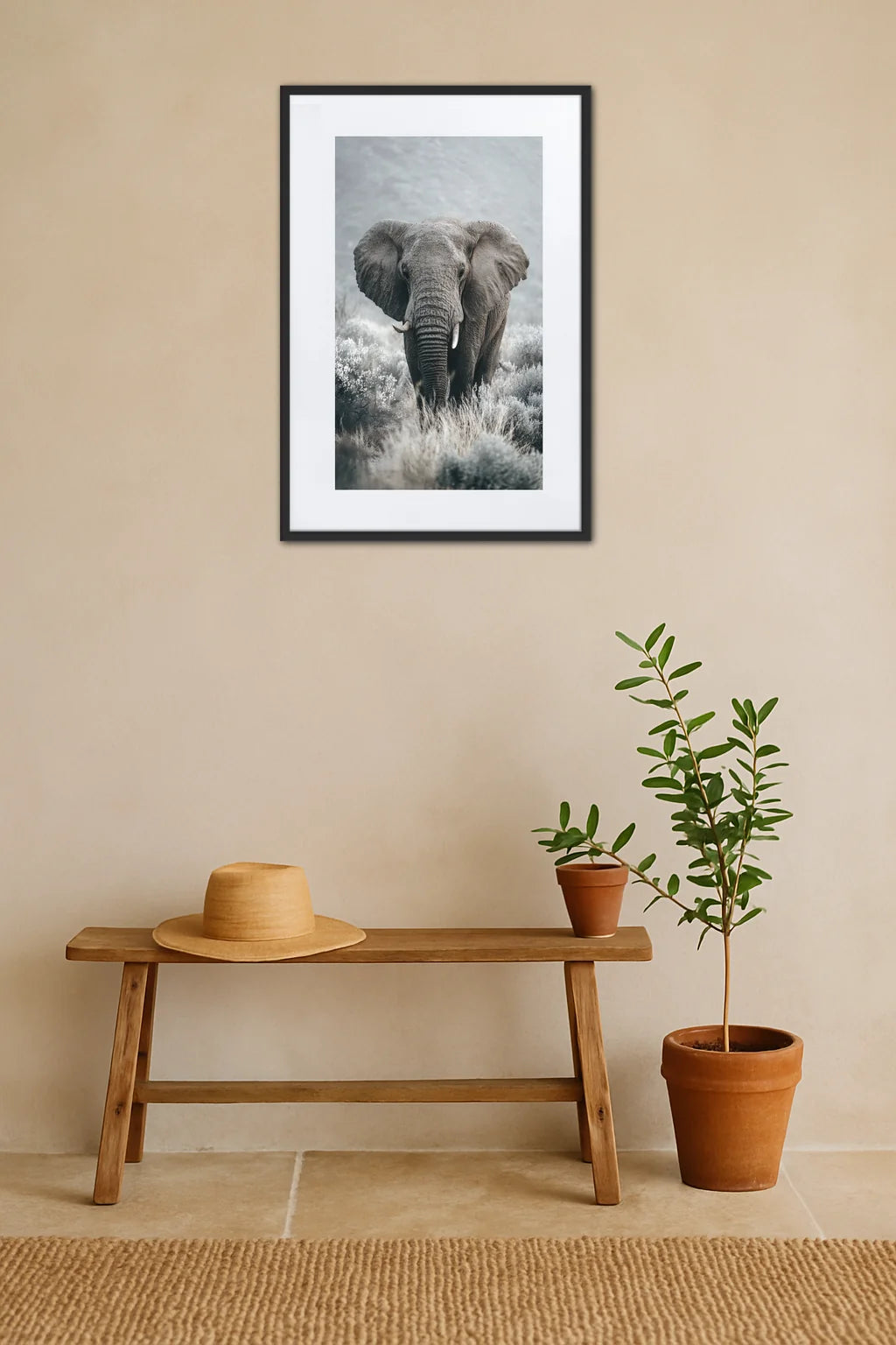 Tableau éléphant gris accroché au mur au-dessus d’un banc avec plante