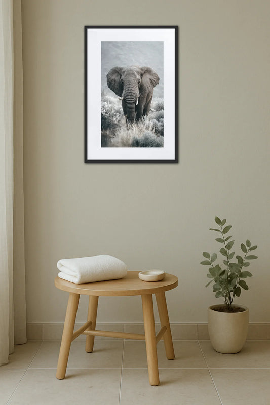 Tableau éléphant gris accroché au mur dans une décoration intérieure avec tabouret et plante