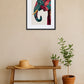 Tableau éléphant coloré accroché au mur dans une décoration intérieure avec banc en bois