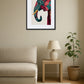 Tableau éléphant coloré accroché au mur au-dessus d’un canapé dans un salon