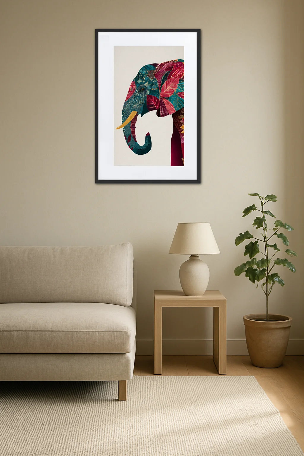 Tableau éléphant coloré accroché au mur au-dessus d’un canapé dans un salon