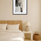 Tableau éléphant moderne accroché au mur au-dessus d’un lit dans une chambre
