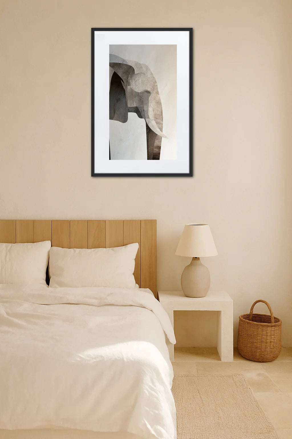 Tableau éléphant moderne accroché au mur au-dessus d’un lit dans une chambre