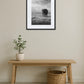 Tableau éléphant noir et blanc dans un paysage de savane avec ciel nuageux au-dessus d’un banc en bois et panier tressé