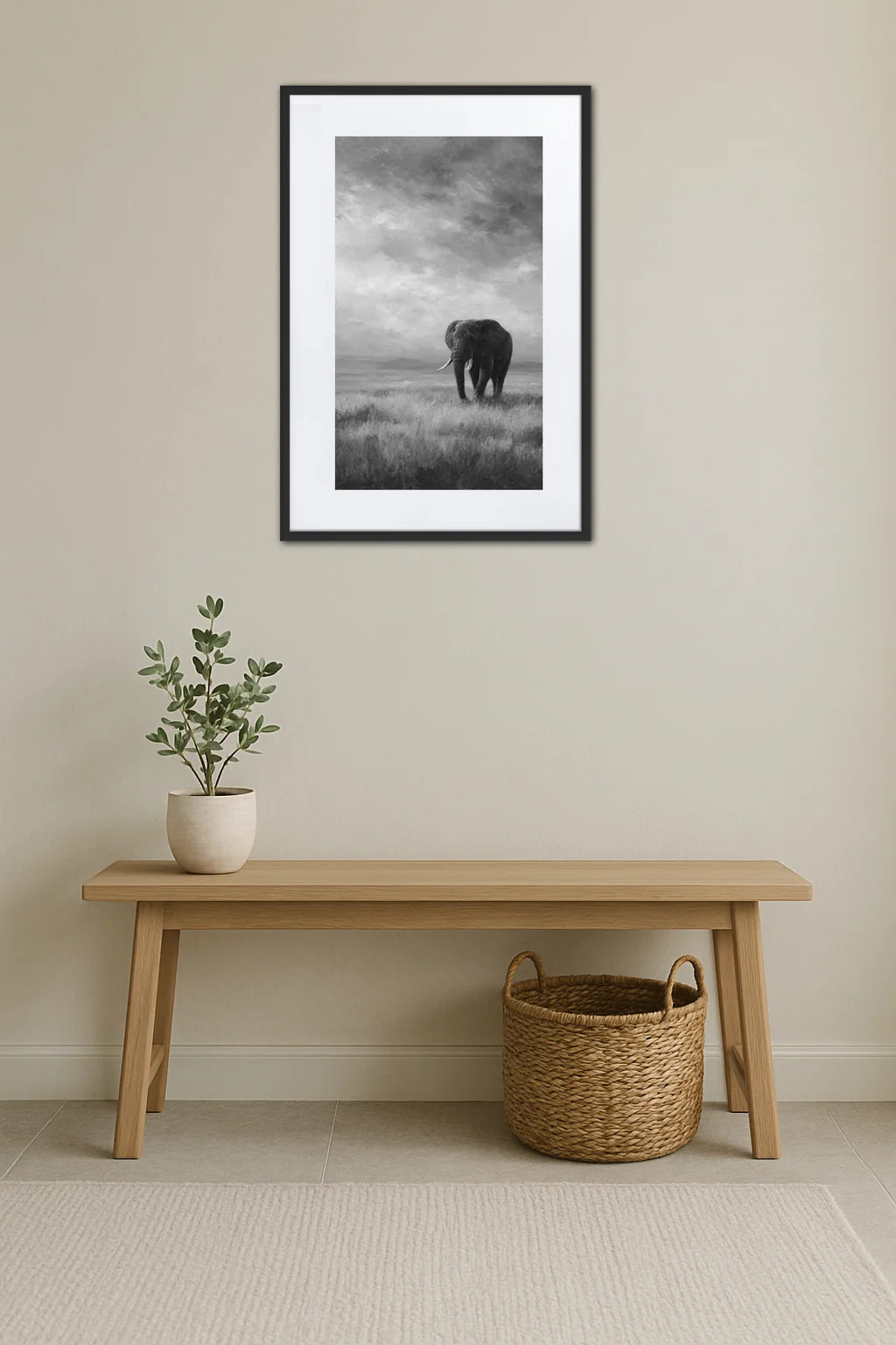 Tableau éléphant noir et blanc dans un paysage de savane avec ciel nuageux au-dessus d’un banc en bois et panier tressé