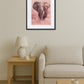 Tableau éléphant rose moderne accroché au mur