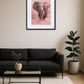 Tableau éléphant rose moderne accroché au mur dans un salon avec canapé noir