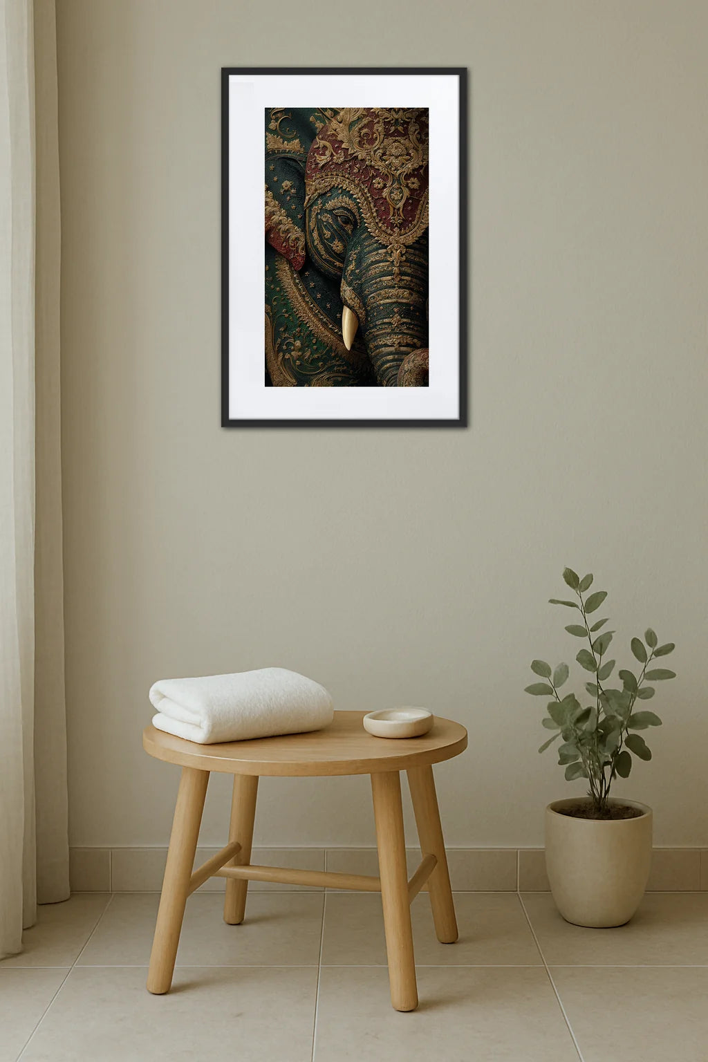 Tableau éléphant thaïlande accroché au mur dans une décoration intérieure avec tabouret et plante