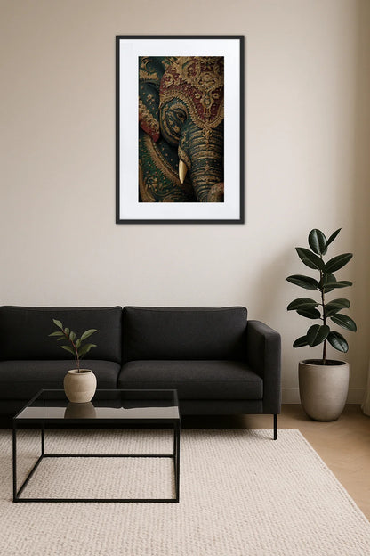 Tableau éléphant thaïlande accroché au mur au-dessus d’un canapé dans un salon