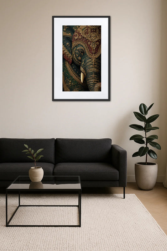 Tableau éléphant thaïlande accroché au mur au-dessus d’un canapé dans un salon