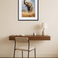 Tableau éléphant trompe en l’air accroché au mur au-dessus d’un bureau avec chaise