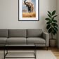 Tableau éléphant trompe en l’air accroché au mur au-dessus d’un canapé dans un salon