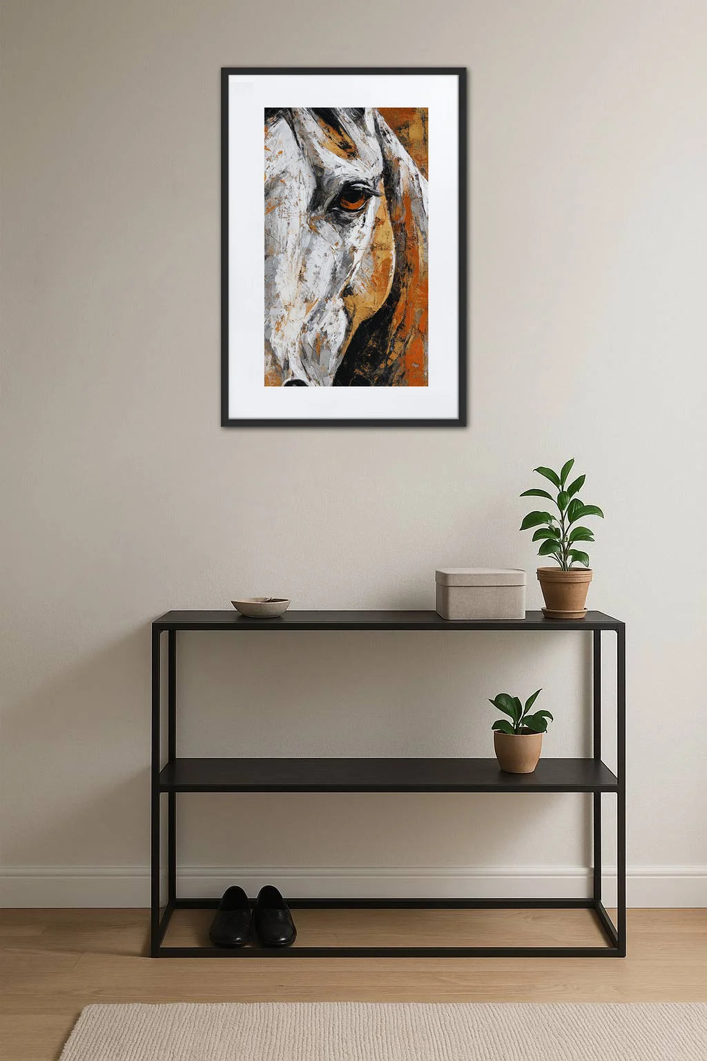 Tableau expressionniste cheval abstrait avec regard intense et texture picturale au-dessus d’une console moderne