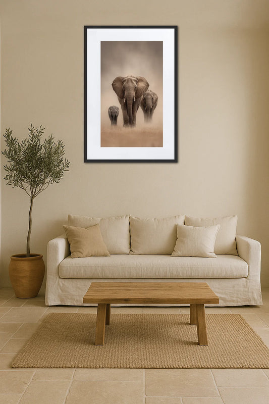 Tableau famille éléphant accroché au mur au-dessus d’un canapé avec table basse