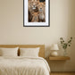 tableau famille lion dans une chambre minimaliste au-dessus d’un lit avec décoration beige