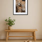 tableau famille lion dans une chambre minimaliste au-dessus d’un lit avec décoration beige