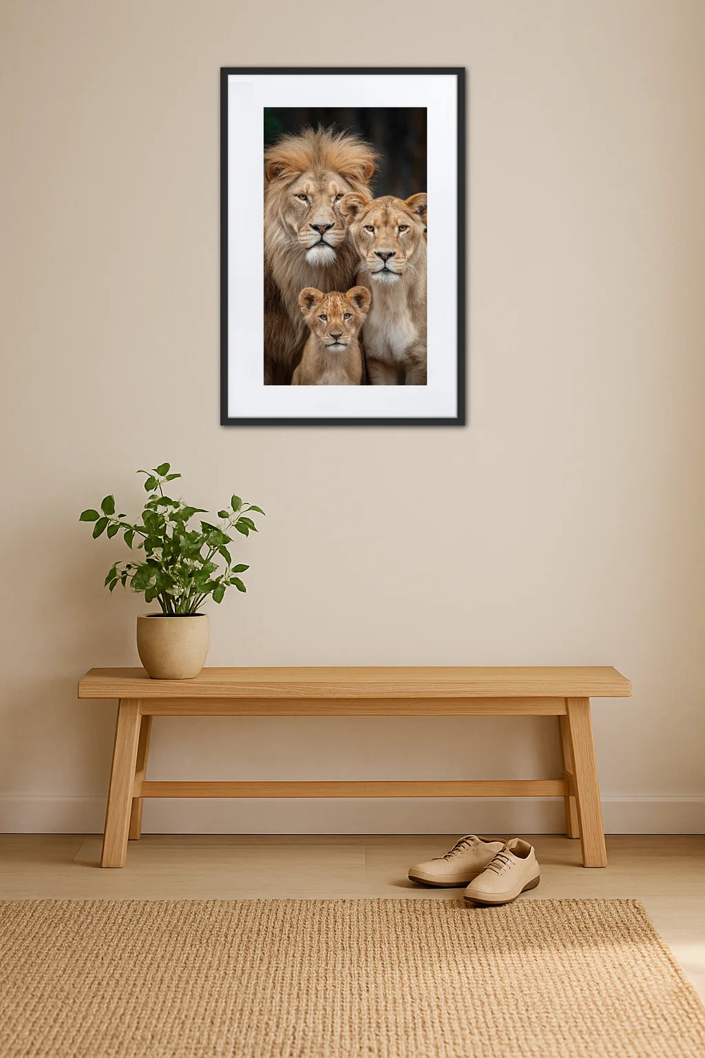 tableau famille lion dans une chambre minimaliste au-dessus d’un lit avec décoration beige
