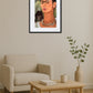 tableau Frida Kahlo avec singe au dessus d’une table basse dans un intérieur minimaliste avec fauteuil et vase décoratif