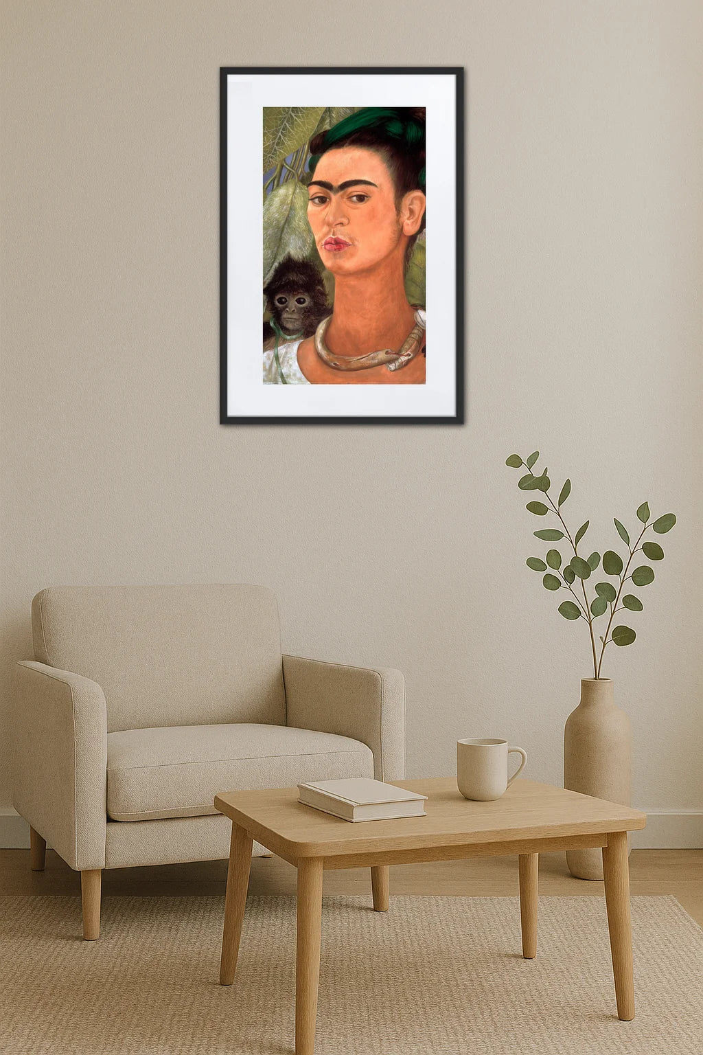 tableau Frida Kahlo avec singe au dessus d’une table basse dans un intérieur minimaliste avec fauteuil et vase décoratif