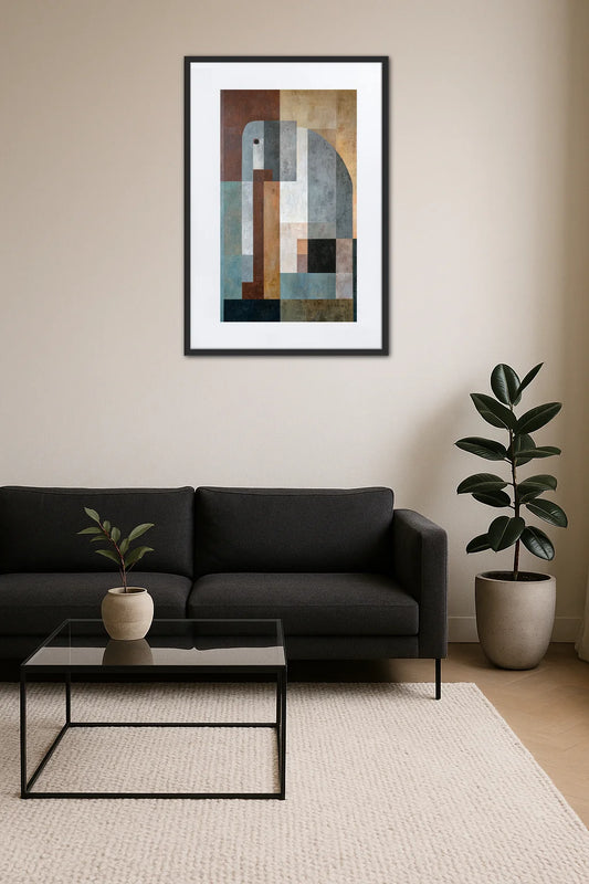 Tableau géométrique éléphant abstrait accroché au-dessus d’un canapé noir avec table basse en verre et plante verte dans un salon moderne