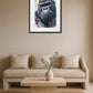 tableau gorille avec couronne au dessus d’un canapé beige avec table basse