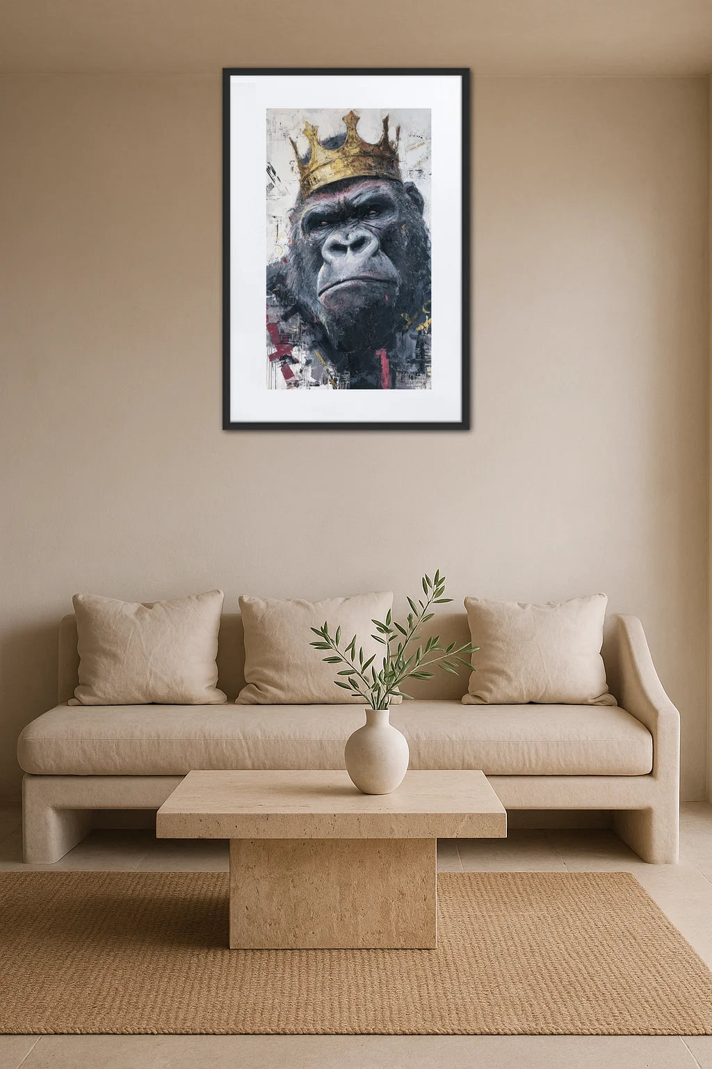 tableau gorille avec couronne au dessus d’un canapé beige avec table basse