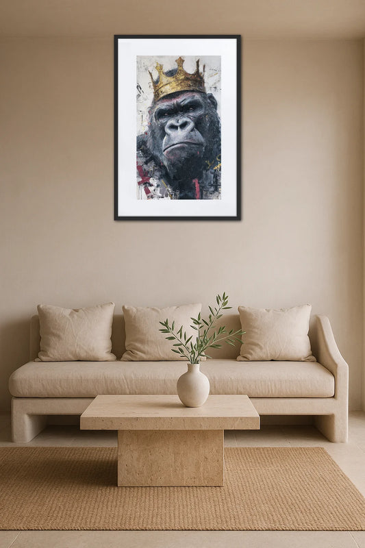 tableau gorille avec couronne au dessus d’un canapé beige avec table basse