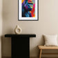 Tableau gorille pop art dans un intérieur avec console noire et banc en bois
