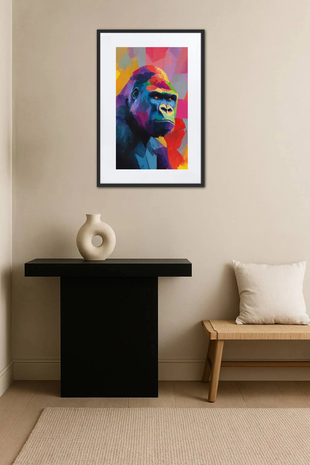Tableau gorille pop art dans un intérieur avec console noire et banc en bois