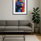 Tableau gorille pop art accroché au mur dans un salon moderne avec canapé gris