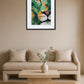 Tableau lion abstrait acrylique accroché au-dessus d’un canapé beige avec table basse et vase au centre