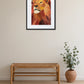 Tableau lion abstrait en aplat de couleur au-dessus d’un banc en rotin avec plante en pot terre cuite