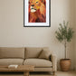 Tableau lion abstrait en aplat de couleur au-dessus d’un canapé avec table basse en bois et plante en pot